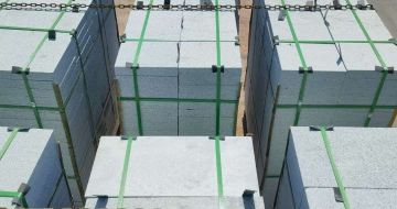 西宁 芝麻白花岗岩5公分地铺石 花岗岩厂家工厂装车日常