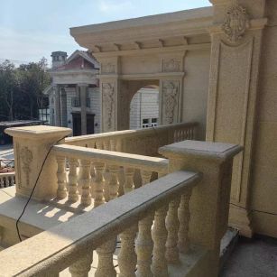 西宁 黄金麻别墅外墙干挂雕花配合阳台栏杆花瓶柱