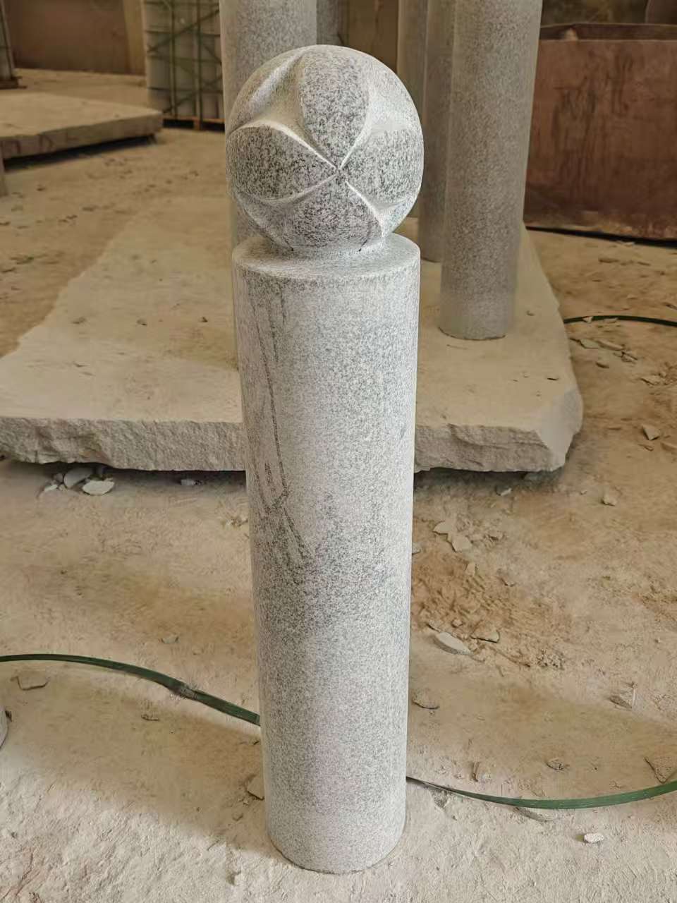 西宁 芝麻白花岗岩石材挡车石柱、停车柱、圆柱挡车柱、方柱挡车柱等