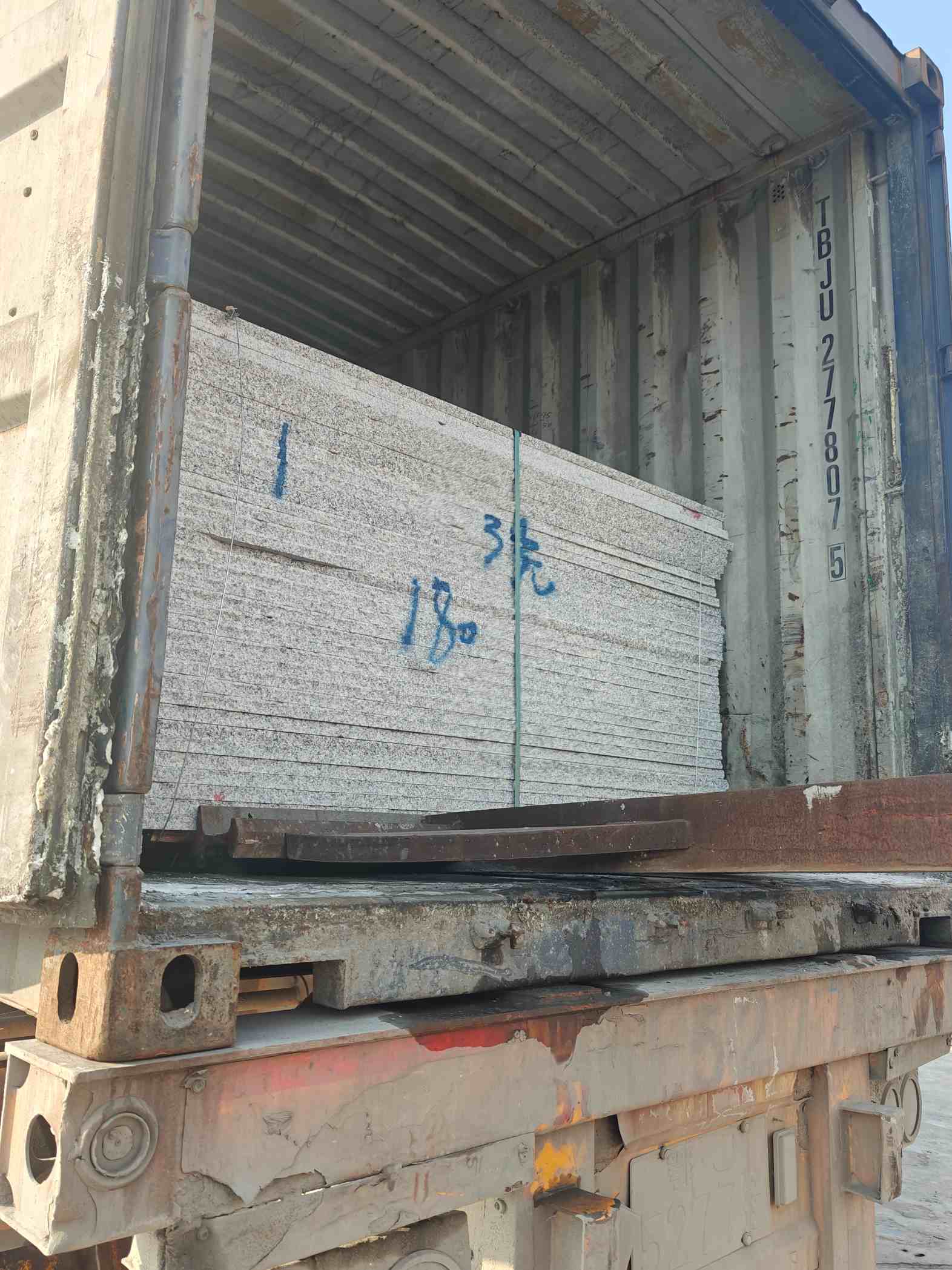 西宁 芝麻白花岗岩石材3.0公分光面毛板装柜出货