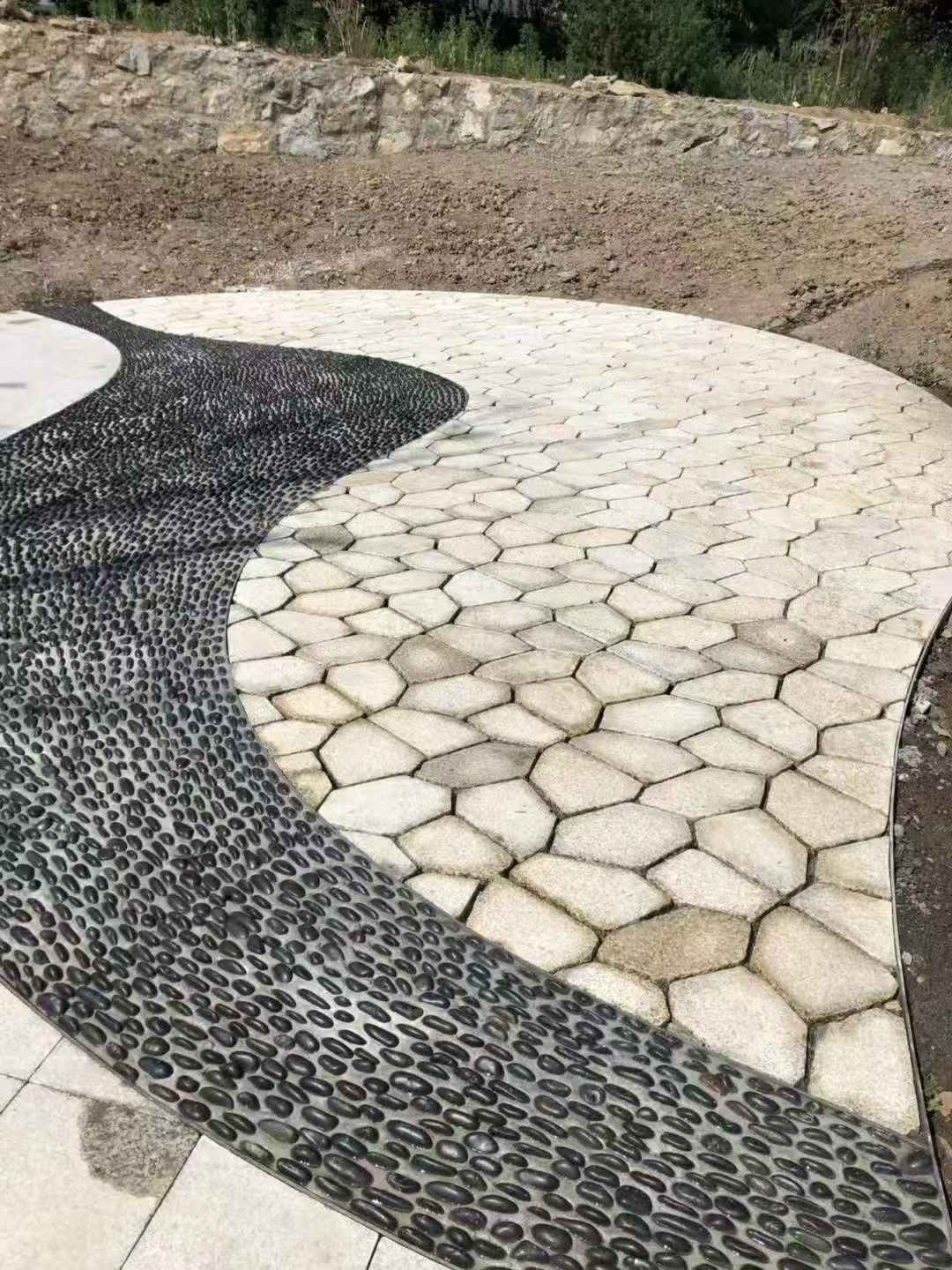 西宁 黄金麻冰裂纹地铺石工地铺装案例