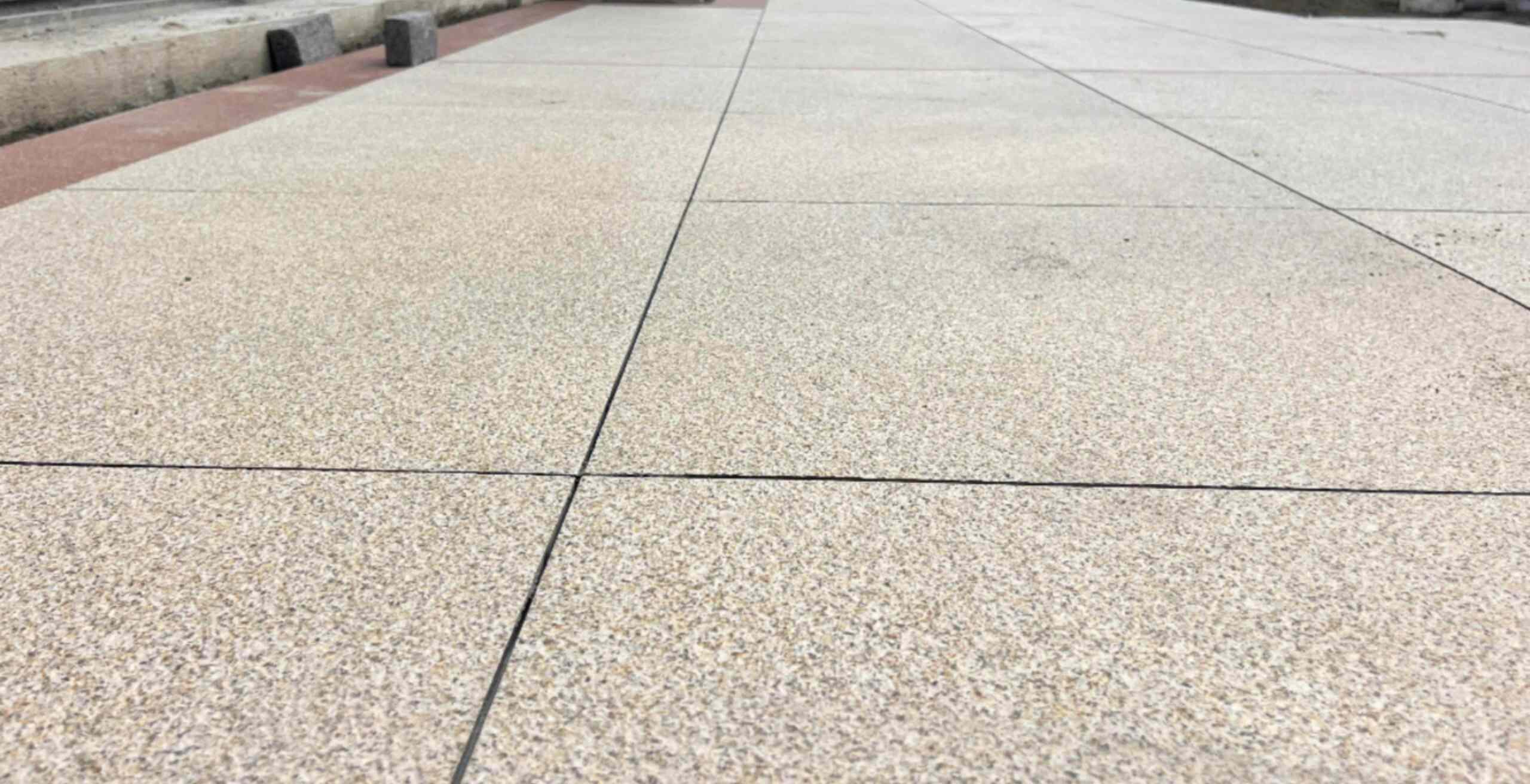 西宁 黄金麻花岗岩石板材荔枝面地面铺装效果