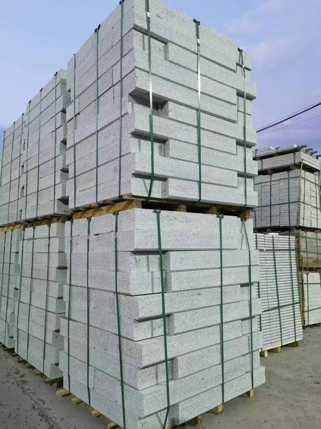 西宁 芝麻白花岗岩路沿石，路缘石，路肩石，道牙，立缘石，马路牙子，街沿石，侧石等