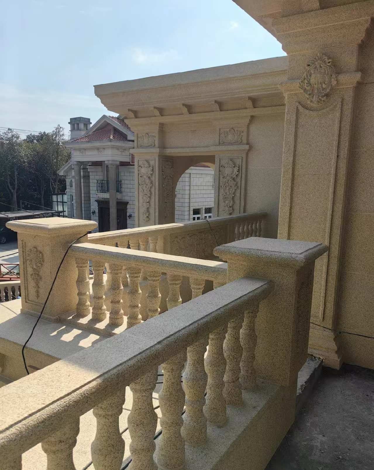 西宁 黄金麻别墅外墙干挂雕花配合阳台栏杆花瓶柱