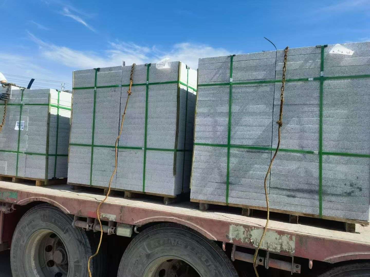 西宁 芝麻白花岗岩地铺石装车日常