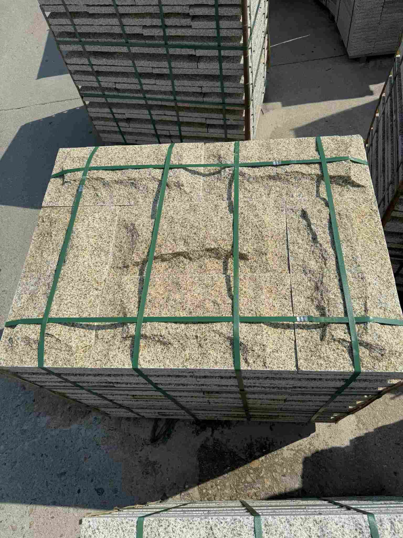 西宁 黄金麻花岗岩石材自然面蘑菇石成品