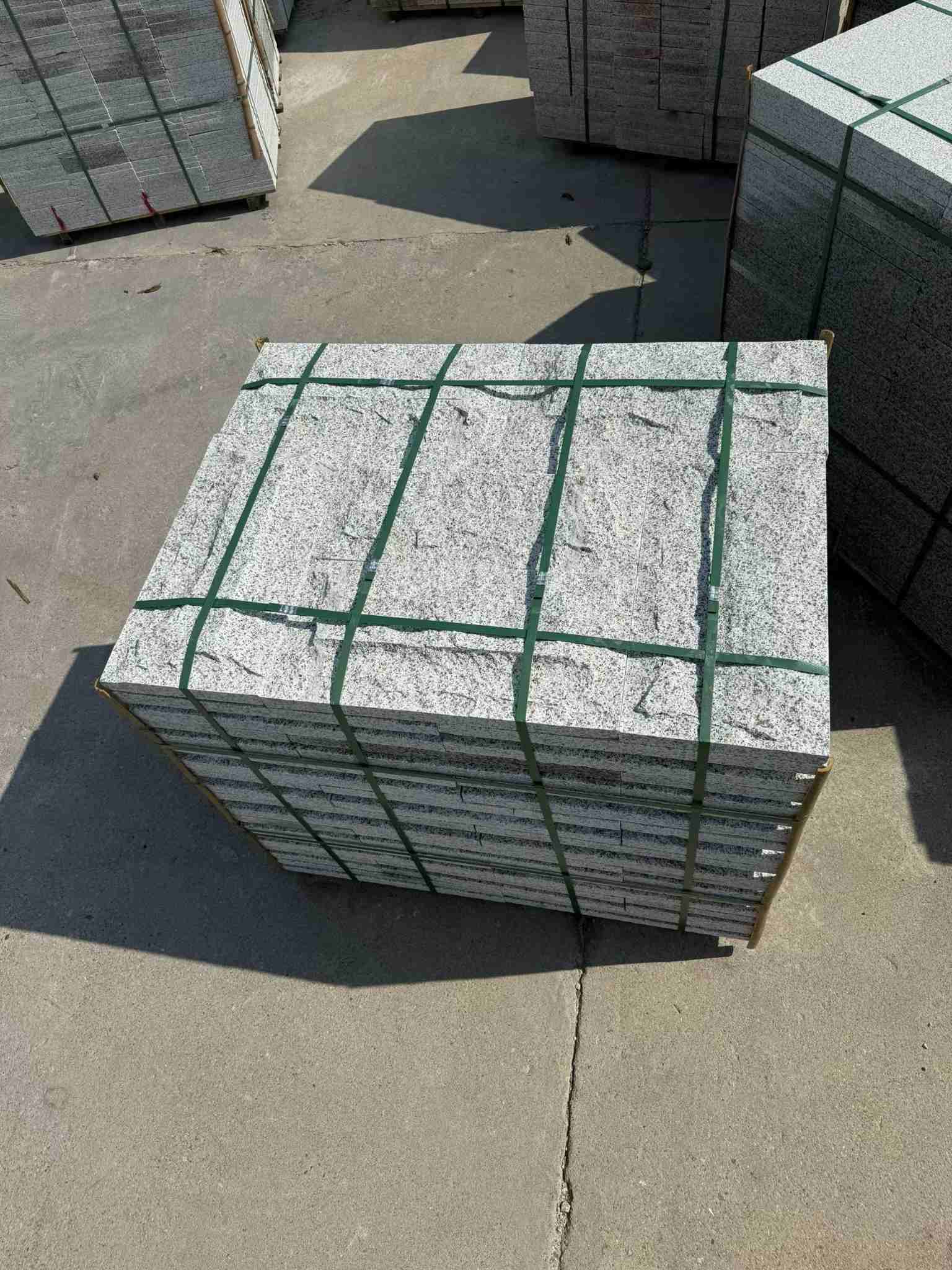 西宁 白麻花岗岩石材自然面蘑菇石成品