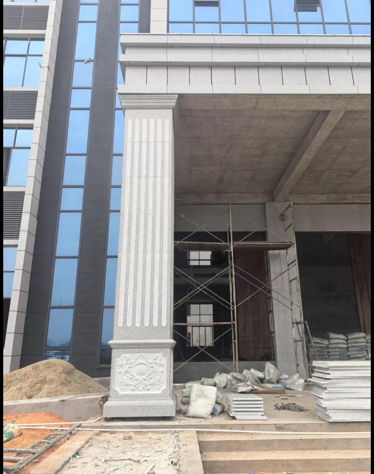 西宁 芝麻白光面花岗岩门楼大柱（罗马柱）配雕花底座