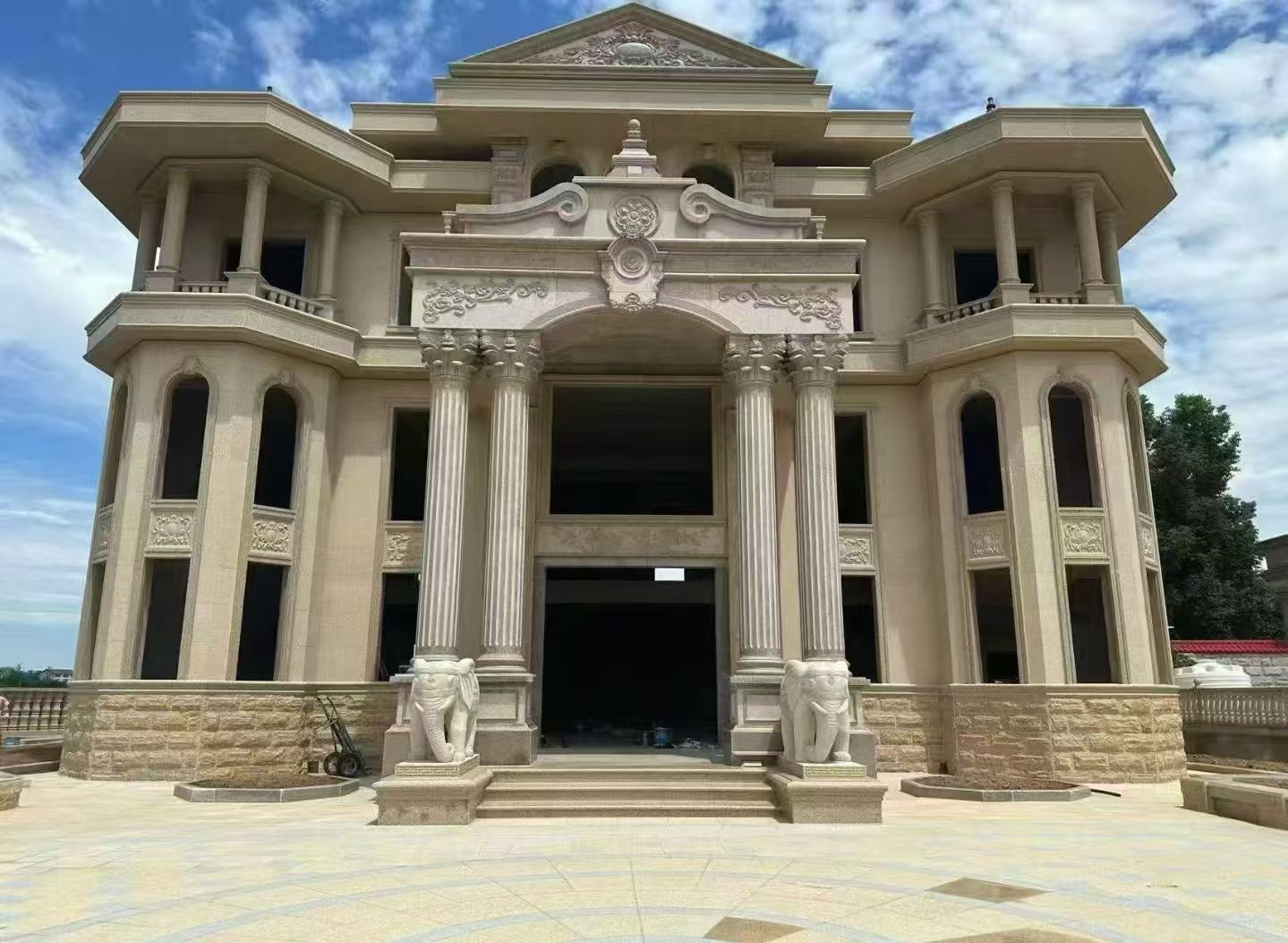 西宁 黄金麻别墅外墙干挂，大柱，大象，蘑菇石，雕花板