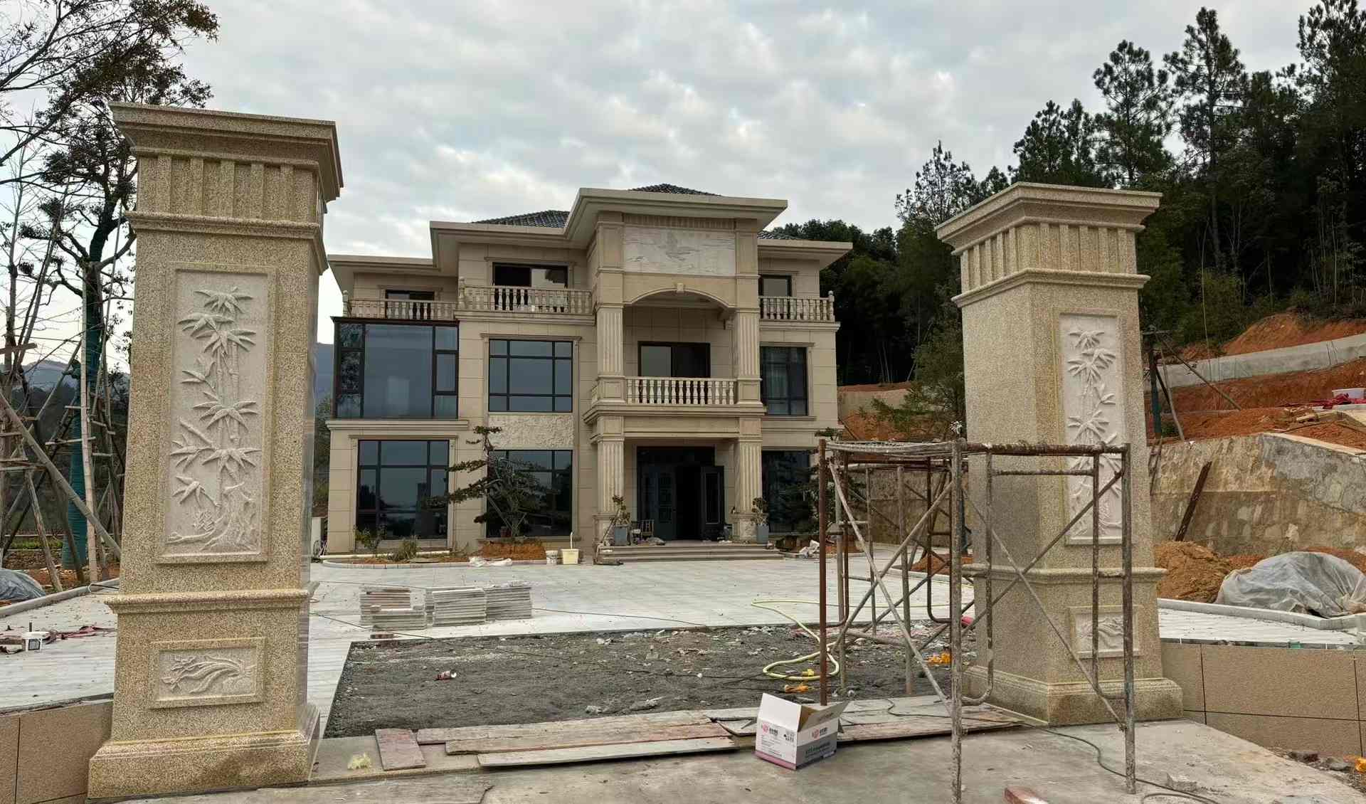 西宁 黄金麻花岗岩别墅雕花外墙干挂配上门口雕花罗马柱