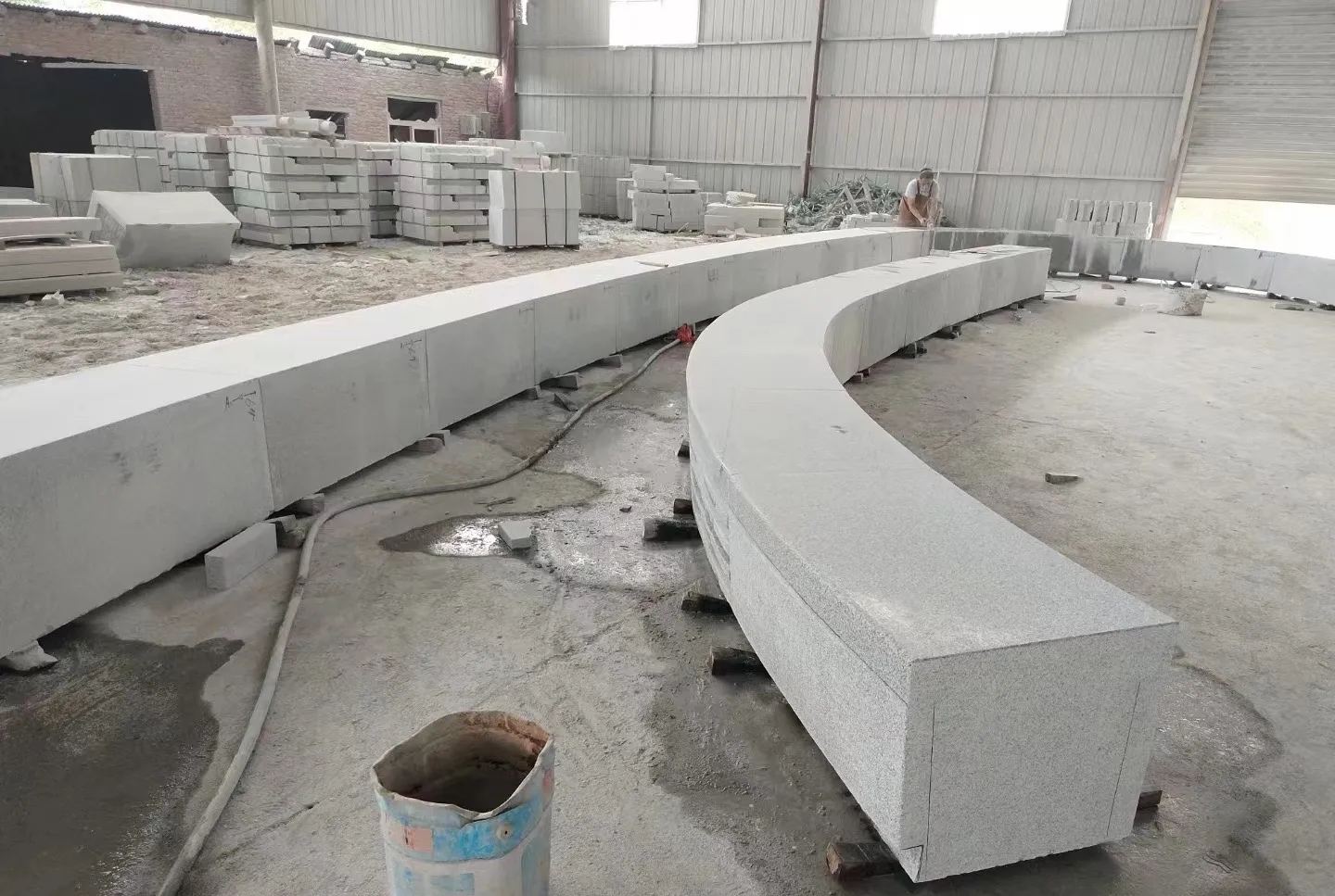 西宁芝麻白花岗岩石板材 园林光面弧形坐凳