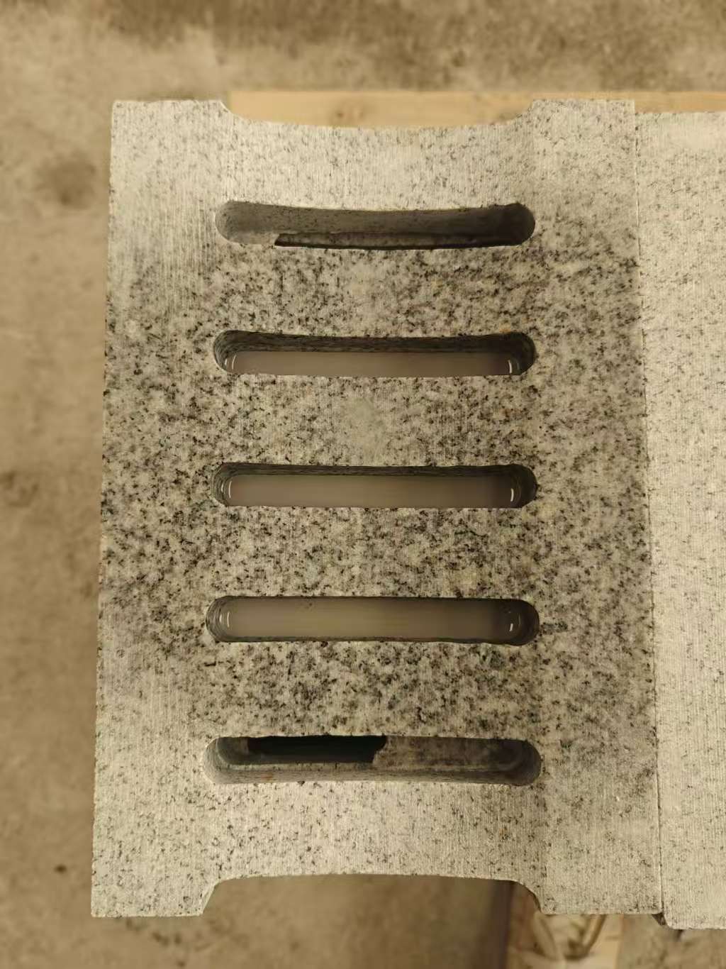 西宁 芝麻白拉丝面花岗岩U型开槽排水槽