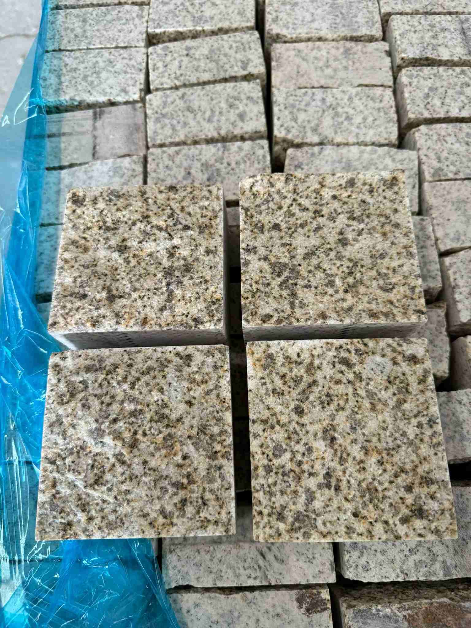 西宁 黄金麻花岗岩自然面小方块，弹石，马蹄石等