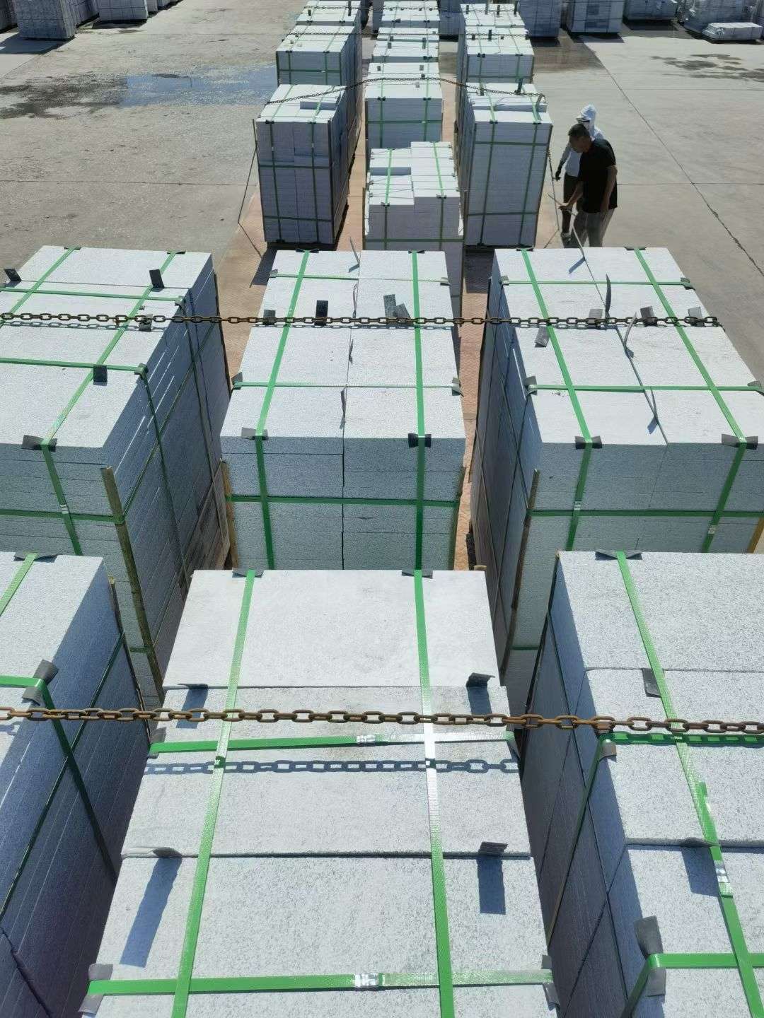 西宁 芝麻白花岗岩5公分地铺石 花岗岩厂家工厂装车日常