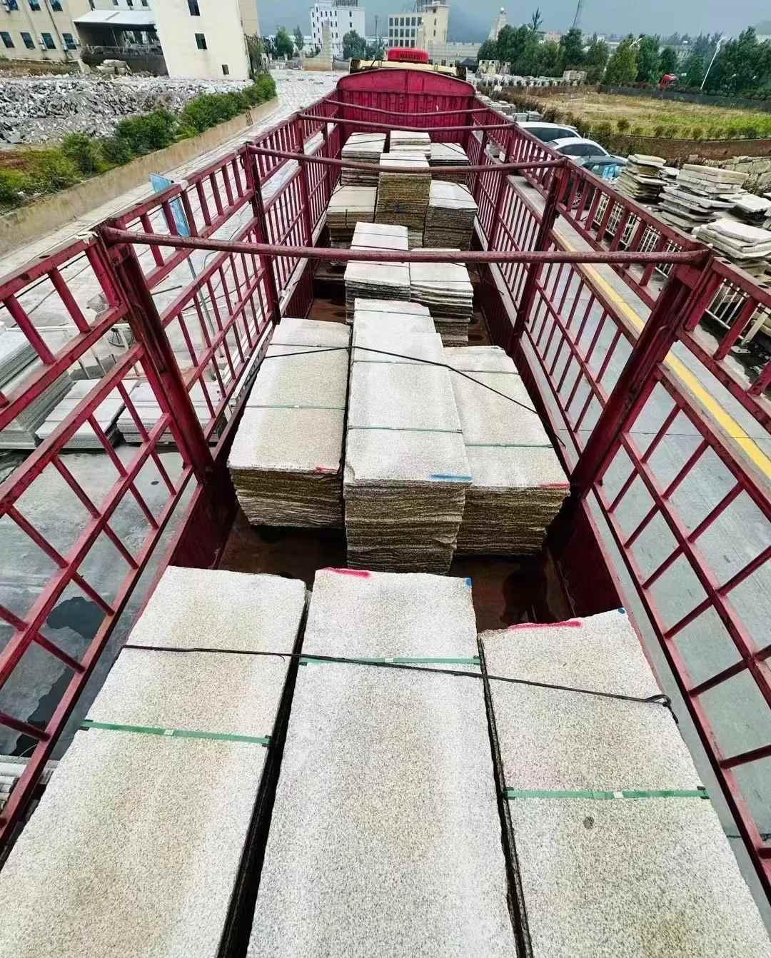 西宁 黄金麻花岗岩荔枝面，光面毛板装车完成