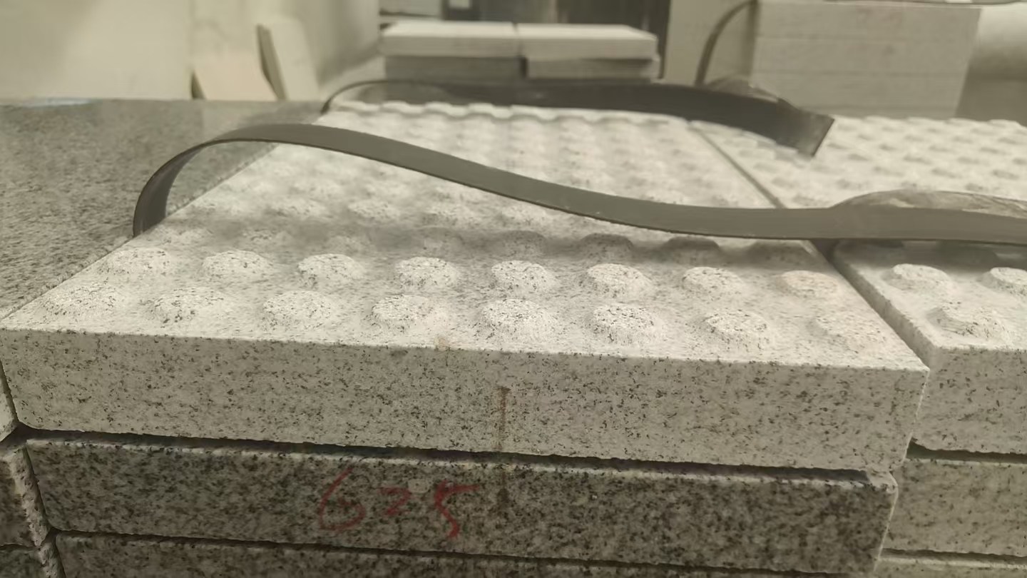 西宁 芝麻白花岗岩6.0公分荔枝面五轴加工雕刻盲点