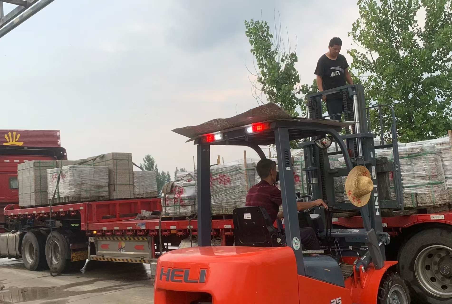 西宁 黄金麻冰裂纹，地铺石装车