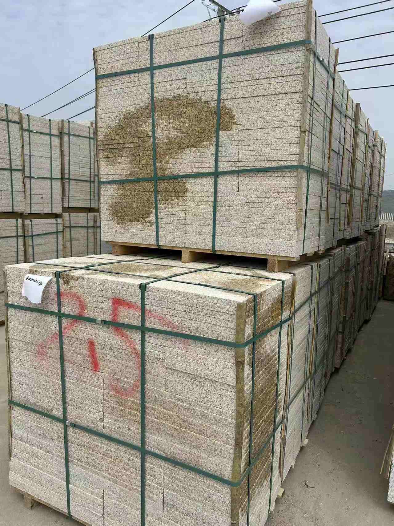 西宁 黄金麻花岗岩石材荔枝面地铺石2.5*300*600