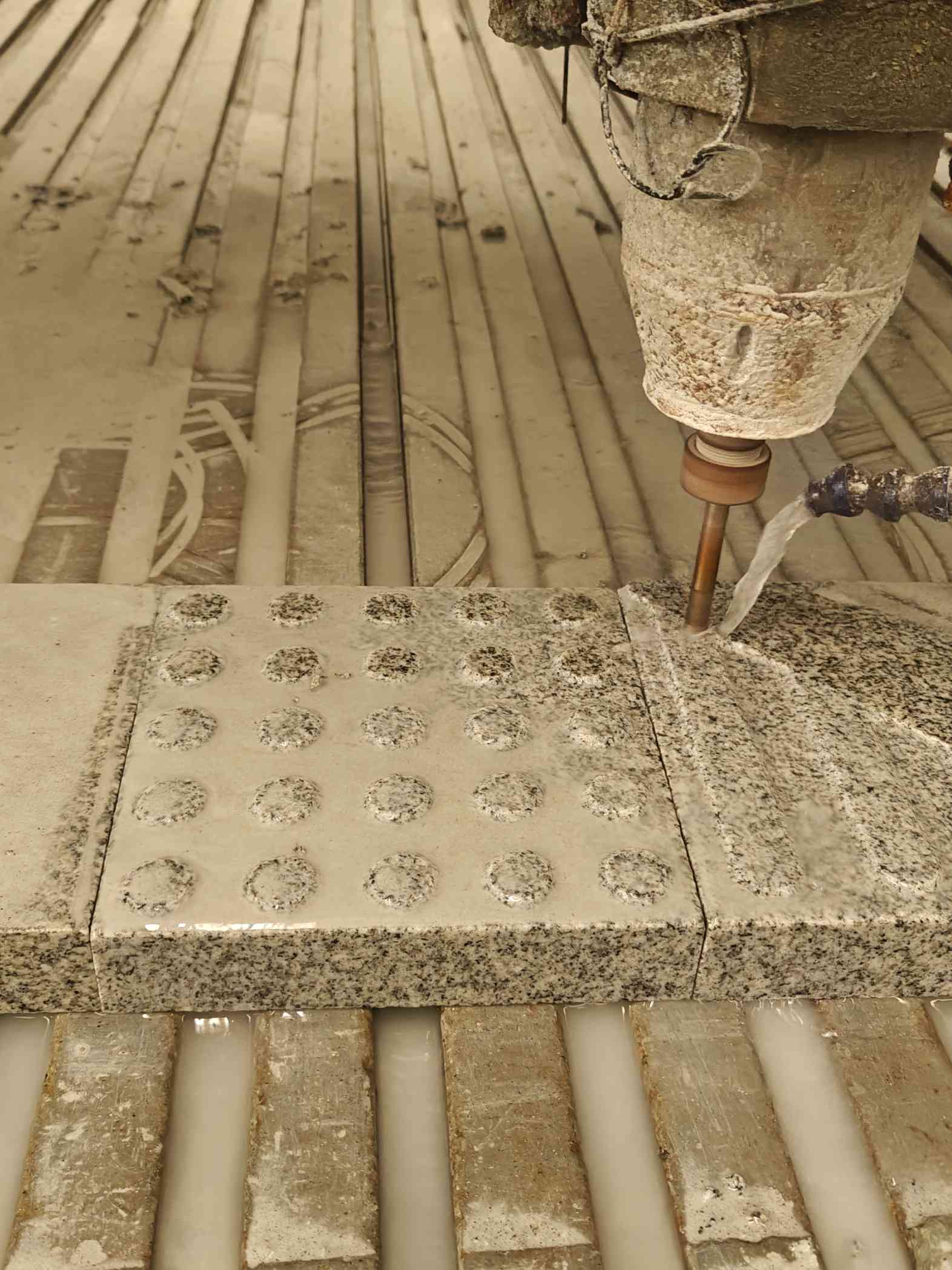 西宁 芝麻白花岗岩石材盲人石、盲道石、盲点石