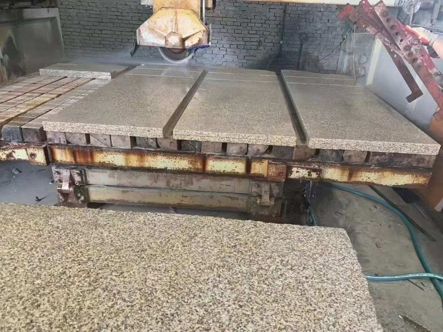 西宁 黄金麻荔枝面成品板加工