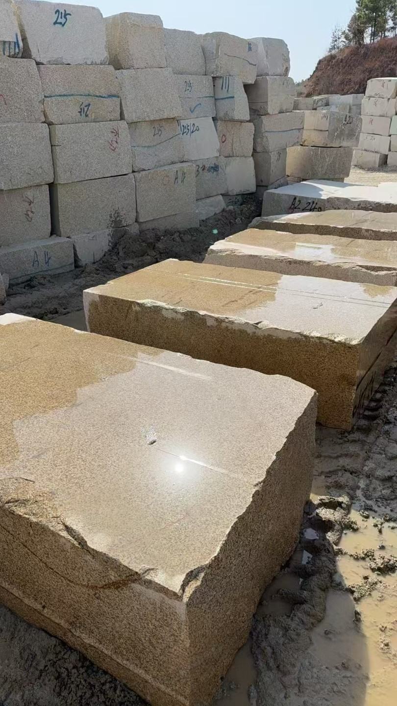 西宁 黄金麻方料堆场洗料分选中，原材料充足