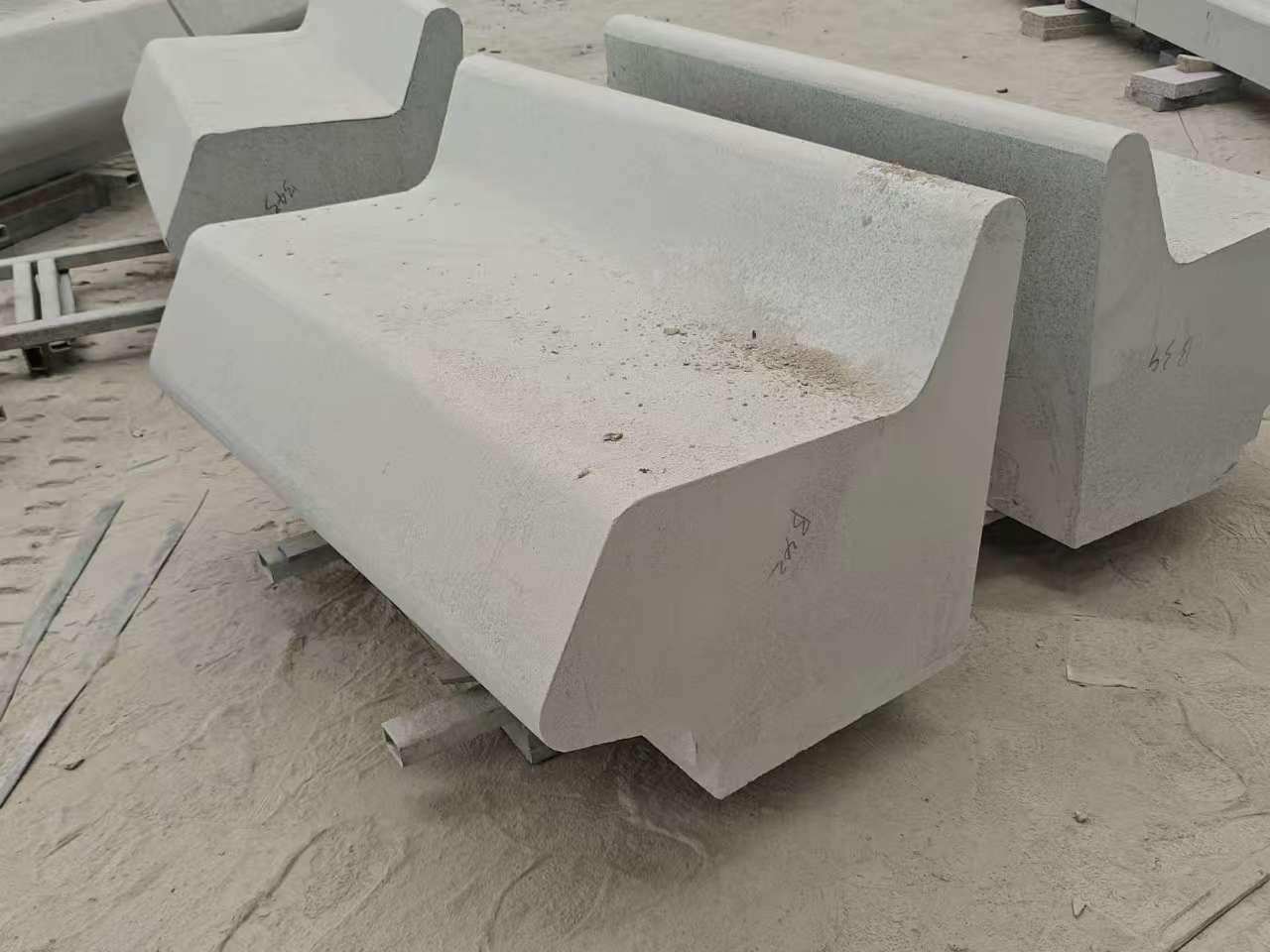 西宁 芝麻白花岗岩异形坐凳，石凳