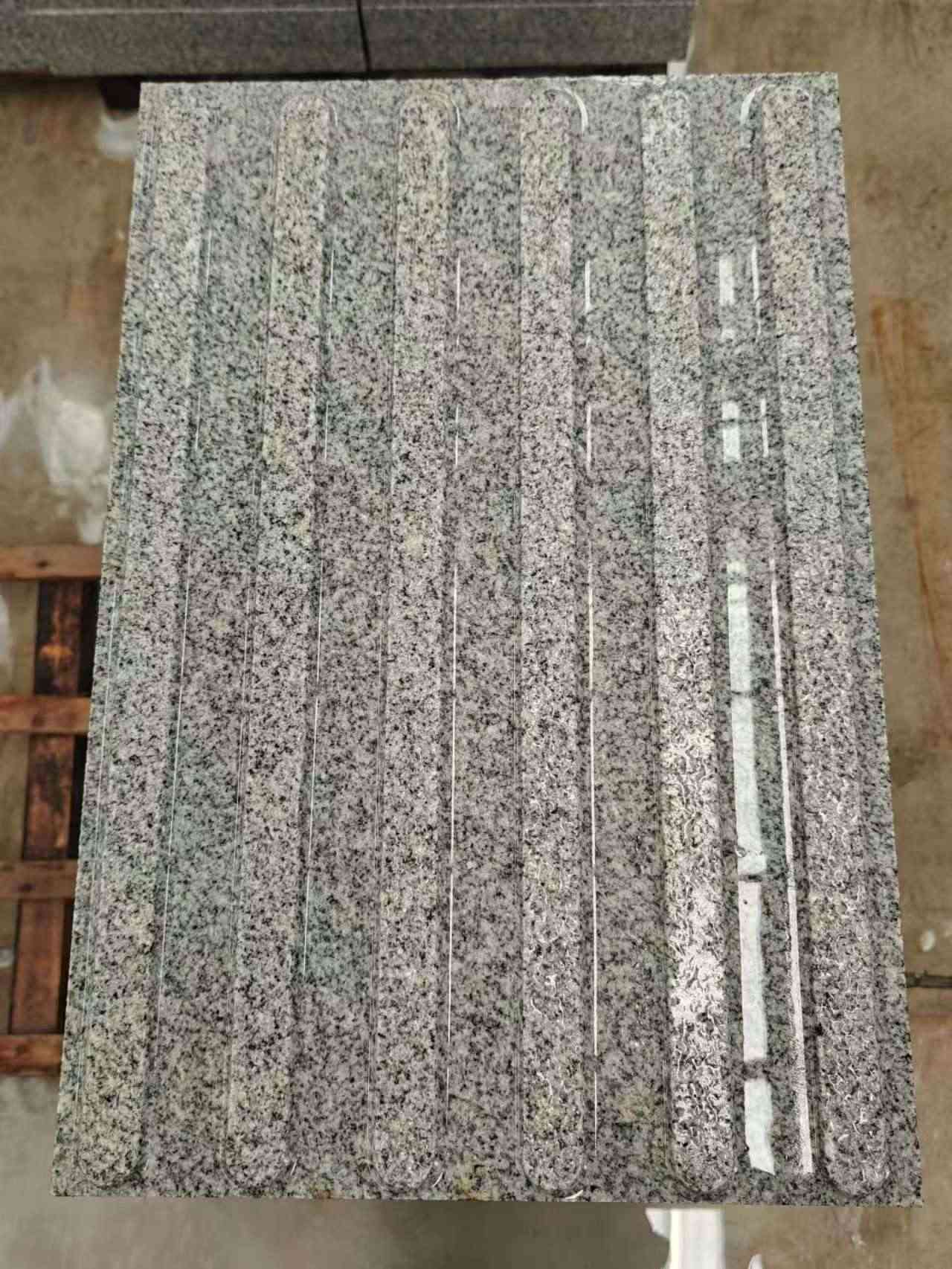 西宁 芝麻白花岗岩荔枝面雕刻盲道，盲条